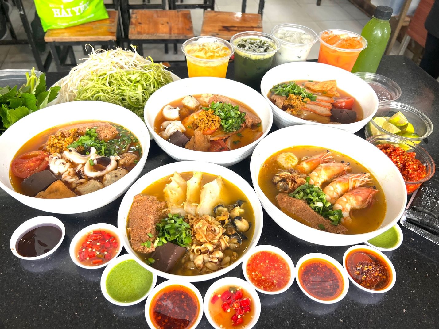 Các món đặc sản hải sản Vũng Tàu gồm cá nướng, cua, tôm tươi ngon trên bàn ăn