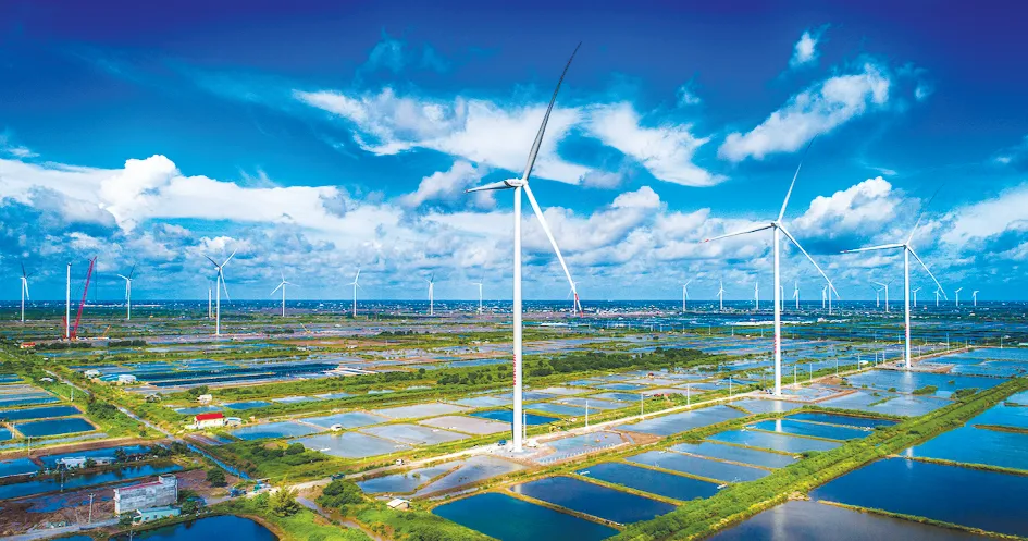 Dinh thự Công tử Bạc Liêu màu vàng với kiến trúc Pháp cổ, nhiều ban công và cây xanh bao quanh dưới trời nắng.