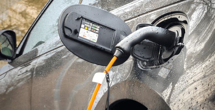 VinFast VF 5 Plus SUV điện màu trắng đang đỗ