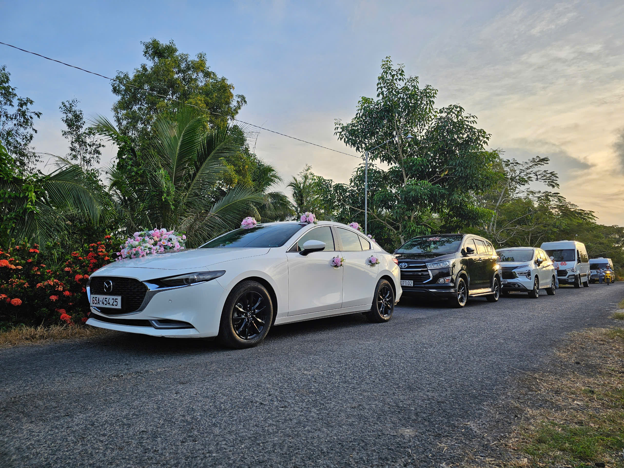 Nội thất phía sau xe Toyota Veloz Cross 2023, hiển thị hàng ghế thứ ba gập phẳng tạo không gian chứa đồ rộng rãi. Ghế màu tối và sàn xe sạch sẽ.