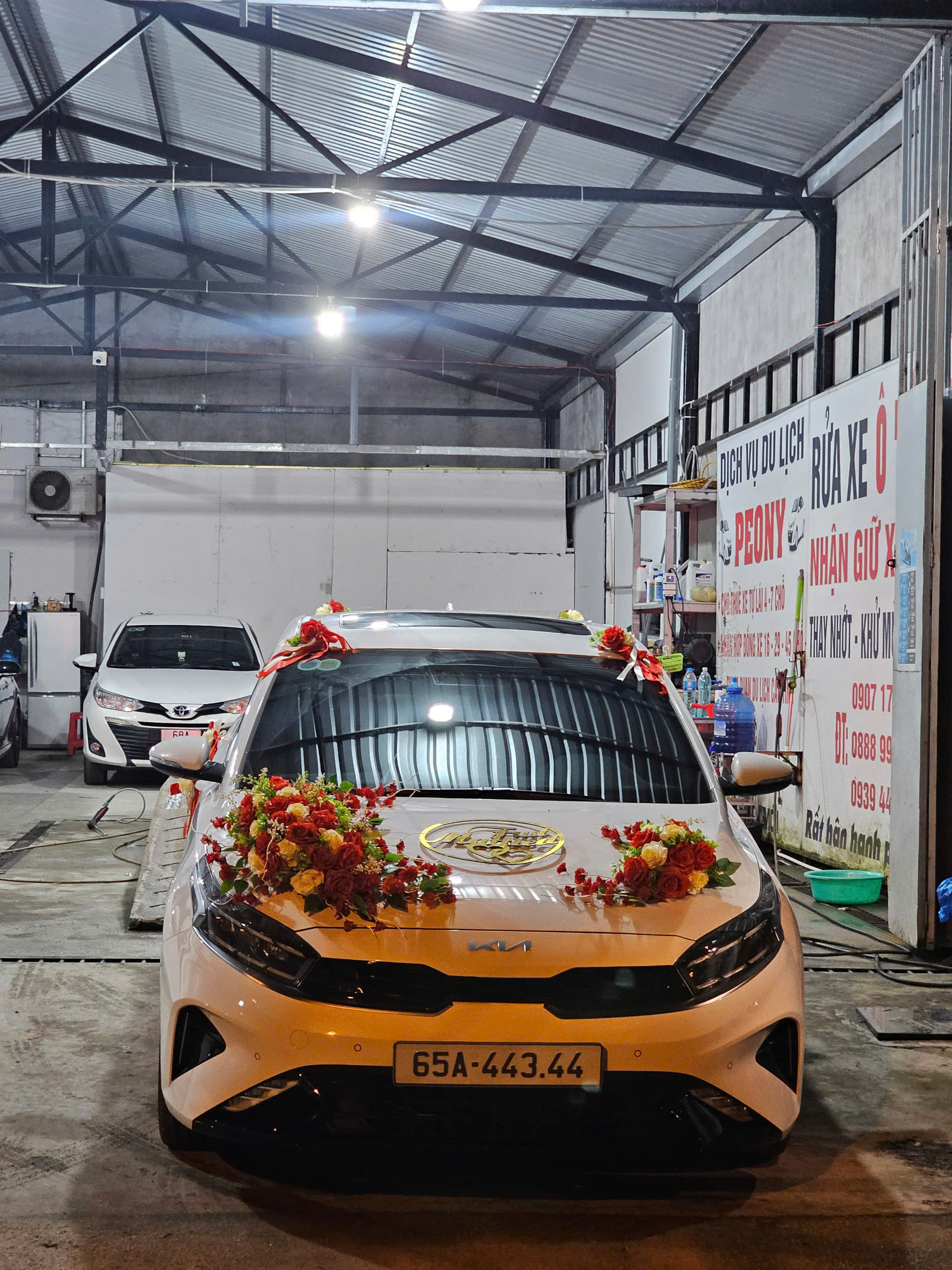 Nội thất xe Toyota Veloz Cross 2023 nhìn từ góc người lái, với màn hình cảm ứng lớn, vô lăng đa chức năng và ghế bọc hai tông màu. Khoang lái hiện đại và rộng rãi.